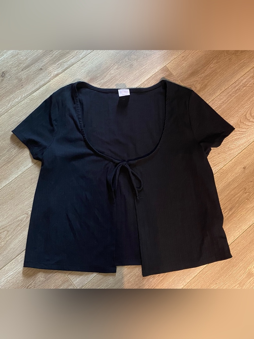 NO BOUNDARIES 90s tie-front top